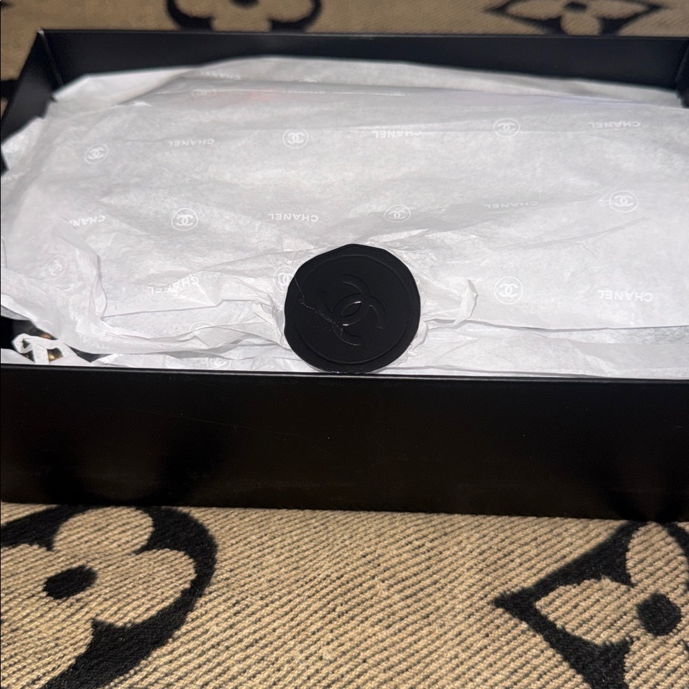 CHANEL Coco Crush Phone Holder & Gold Chain - Picture 10 of 10
